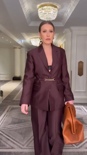Ksenia Sobchak Instagram - Модное лицо «кирпичом» у меня всё-таки получается делать лучше всего , хотя в душе я — ромашка луговая ☺️