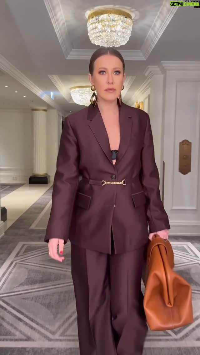 Ksenia Sobchak - 105.2K Likes - Модное лицо «кирпичом» у меня всё-таки получается делать лучше всего , хотя в душе я — ромашка луговая ☺️