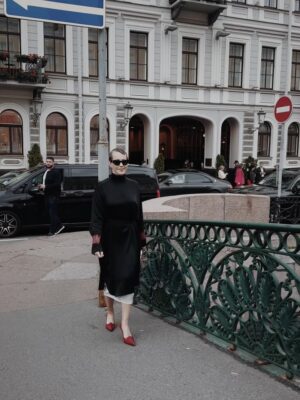 Ksenia Sobchak Instagram - Вчера был просто безумный день : подъем в 06:00 утра , в 09:00 – первая большая сессия и большой разговор о ПДС с министерством финансов , Мосбиржей , Сбербанком и другими игроками. Далее в 11:00 – Альфа-Банк и очень продуктивное обсуждение будущего в условиях революции ИИ – каждый сам за себя или все-таки идем к глобальному миру? Ну и закончила работу, промодерировав сессию про реконструкцию объектов национального достояния.
Как я умудрилась еще поплавать на лодочке , сводить друзей на экскурсию, дожить до 00:00 и еще потанцевать под Люсю Чеботину на VK – загадка. Одно ясно – долго я в таком режиме не протяну😂😂😂
На мне:
Платье @phoebephilo
Туфли @acnestudios
Очки @ysl
Юбка @prada
Сумка / Серьги @newbottega