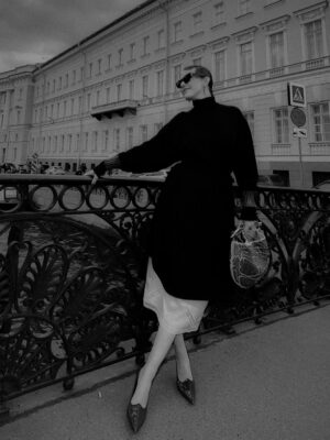 Ksenia Sobchak Instagram - Вчера был просто безумный день : подъем в 06:00 утра , в 09:00 – первая большая сессия и большой разговор о ПДС с министерством финансов , Мосбиржей , Сбербанком и другими игроками. Далее в 11:00 – Альфа-Банк и очень продуктивное обсуждение будущего в условиях революции ИИ – каждый сам за себя или все-таки идем к глобальному миру? Ну и закончила работу, промодерировав сессию про реконструкцию объектов национального достояния.
Как я умудрилась еще поплавать на лодочке , сводить друзей на экскурсию, дожить до 00:00 и еще потанцевать под Люсю Чеботину на VK – загадка. Одно ясно – долго я в таком режиме не протяну😂😂😂
На мне:
Платье @phoebephilo
Туфли @acnestudios
Очки @ysl
Юбка @prada
Сумка / Серьги @newbottega