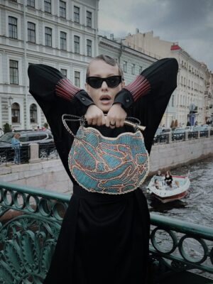 Ksenia Sobchak Instagram - Вчера был просто безумный день : подъем в 06:00 утра , в 09:00 – первая большая сессия и большой разговор о ПДС с министерством финансов , Мосбиржей , Сбербанком и другими игроками. Далее в 11:00 – Альфа-Банк и очень продуктивное обсуждение будущего в условиях революции ИИ – каждый сам за себя или все-таки идем к глобальному миру? Ну и закончила работу, промодерировав сессию про реконструкцию объектов национального достояния.
Как я умудрилась еще поплавать на лодочке , сводить друзей на экскурсию, дожить до 00:00 и еще потанцевать под Люсю Чеботину на VK – загадка. Одно ясно – долго я в таком режиме не протяну😂😂😂
На мне:
Платье @phoebephilo
Туфли @acnestudios
Очки @ysl
Юбка @prada
Сумка / Серьги @newbottega