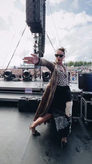 Ksenia Sobchak Instagram - В целом могли бы работать на подтанцовке у какого-нибудь молодого артиста , но пока так 😂😂❤️❤️