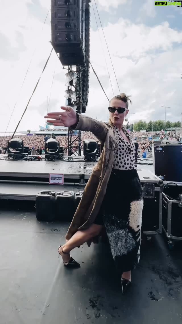 Ksenia Sobchak - 102.9K Likes - В целом могли бы работать на подтанцовке у какого-нибудь молодого артиста , но пока так 😂😂❤️❤️