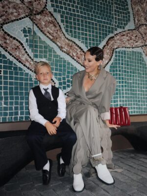 Ksenia Sobchak Instagram - Второе Первое Сентября прошло менее жизнерадостно , чем первое — ребенок пошел в школу с четким осознанием , что следующие каникулы не скоро 😉😂
0% осуждения, 100% понимания
На мне :
Колье @bvlgari
Сумка @phoebephilo
Обувь @jilsander
Костюм @ruban_fashion
Часы @cartier
Серьги @newbottega