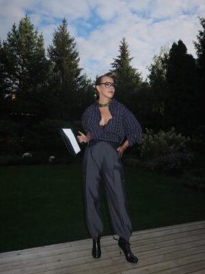 Ksenia Sobchak Instagram - В спальню лучше всего входить в красивом бюстгальтере и с утюгом в руке». (с) К. Собчак.
На мне:
Обувь @mariamishina_store
Рубашка @balenciaga
Лиф @intenso_lingerie
Сумка @moschino
Брюки @phoebephilo
Колье @bvlgari
Очки @ditaeyewear