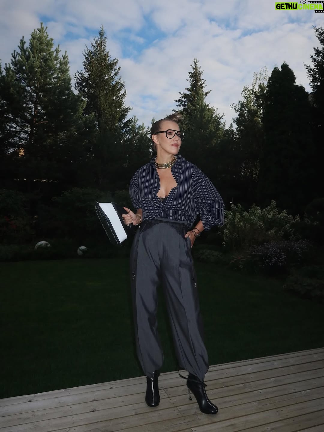 Ksenia Sobchak - 54.5K Likes - В спальню лучше всего входить в красивом бюстгальтере и с утюгом в руке». (с) К. Собчак.

На мне: 
Обувь @mariamishina_store 
Рубашка @balenciaga 
Лиф @intenso_lingerie 
Сумка @moschino 
Брюки @phoebephilo
Колье @bvlgari
Очки @ditaeyewear