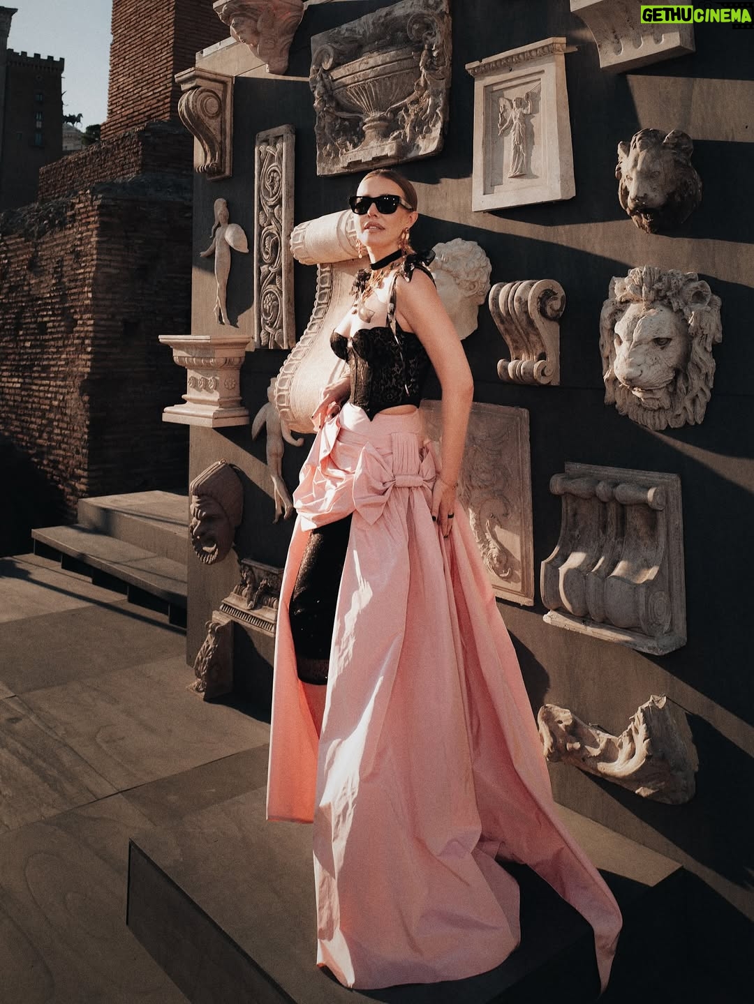 Ksenia Sobchak - 62.8K Likes - Это было самое необычное впечатление от кутюра за всю жизнь. Не знаю кому еще под силу, кроме Доменико Дольче и Стефано Габбана @dolcegabbana , договориться провести показ в руинах форума, где по легенде родился Ромул – прямо у Колизея❤️

Незабываемый закат и расцвет империи на подиуме 🙌🏻❤️ 
Ну и немного почувствовала себя женой Безоса, потому что photo by German Larkin @germanlarkin 

На мне: 
Сумка / Очки / Серьги @dolcegabbana 
Total look @ulyanasergeenkostore 
Туфли @miumiu