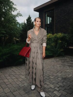 Ksenia Sobchak Instagram - Второе Первое Сентября прошло менее жизнерадостно , чем первое — ребенок пошел в школу с четким осознанием , что следующие каникулы не скоро 😉😂
0% осуждения, 100% понимания
На мне :
Колье @bvlgari
Сумка @phoebephilo
Обувь @jilsander
Костюм @ruban_fashion
Часы @cartier
Серьги @newbottega