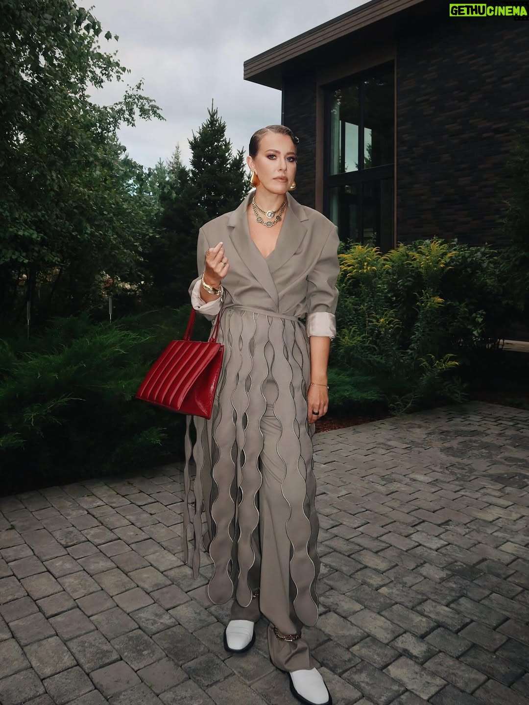 Ksenia Sobchak - 218.1K Likes - Второе Первое Сентября прошло менее жизнерадостно , чем первое — ребенок пошел в школу с четким осознанием , что следующие каникулы не скоро 😉😂
0% осуждения, 100% понимания

На мне : 
Колье @bvlgari 
Сумка @phoebephilo 
Обувь @jilsander 
Костюм @ruban_fashion 
Часы @cartier 
Серьги @newbottega