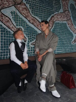 Ksenia Sobchak Instagram - Второе Первое Сентября прошло менее жизнерадостно , чем первое — ребенок пошел в школу с четким осознанием , что следующие каникулы не скоро 😉😂
0% осуждения, 100% понимания
На мне :
Колье @bvlgari
Сумка @phoebephilo
Обувь @jilsander
Костюм @ruban_fashion
Часы @cartier
Серьги @newbottega