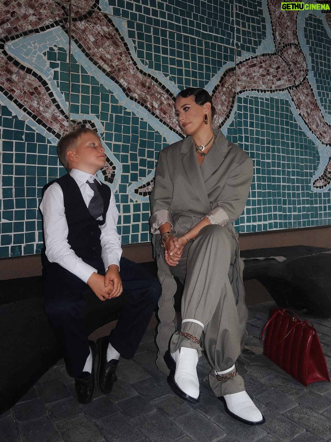 Ksenia Sobchak - 218.1K Likes - Второе Первое Сентября прошло менее жизнерадостно , чем первое — ребенок пошел в школу с четким осознанием , что следующие каникулы не скоро 😉😂
0% осуждения, 100% понимания

На мне : 
Колье @bvlgari 
Сумка @phoebephilo 
Обувь @jilsander 
Костюм @ruban_fashion 
Часы @cartier 
Серьги @newbottega