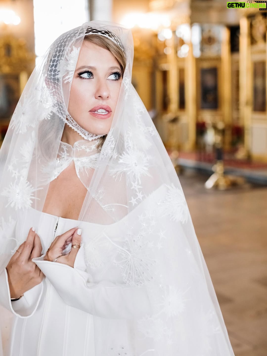 Ksenia Sobchak - 313.5K Likes - У меня была самая красивая и веселая свадьба с самым лучшим мужчиной во Вселенной. 6- летняя  годовщина почему-то называется «чугунной» , но никакого «чугуна» я не чувствую , только легкость и счастье ❤️