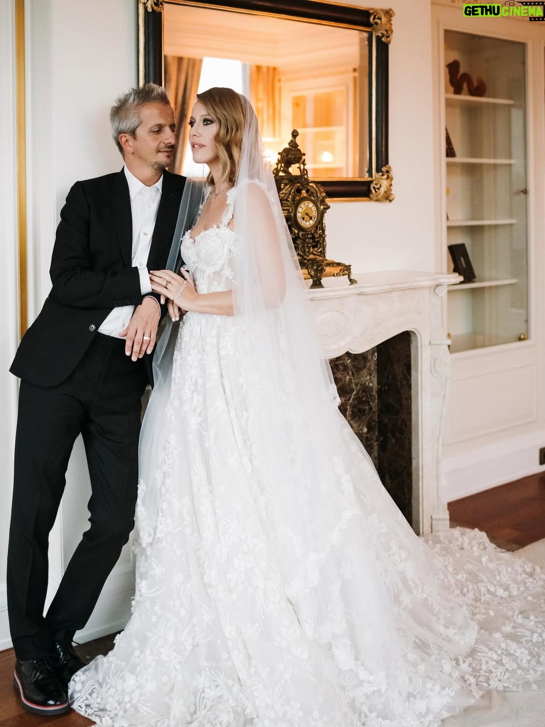 Ksenia Sobchak - 313.5K Likes - У меня была самая красивая и веселая свадьба с самым лучшим мужчиной во Вселенной. 6- летняя  годовщина почему-то называется «чугунной» , но никакого «чугуна» я не чувствую , только легкость и счастье ❤️