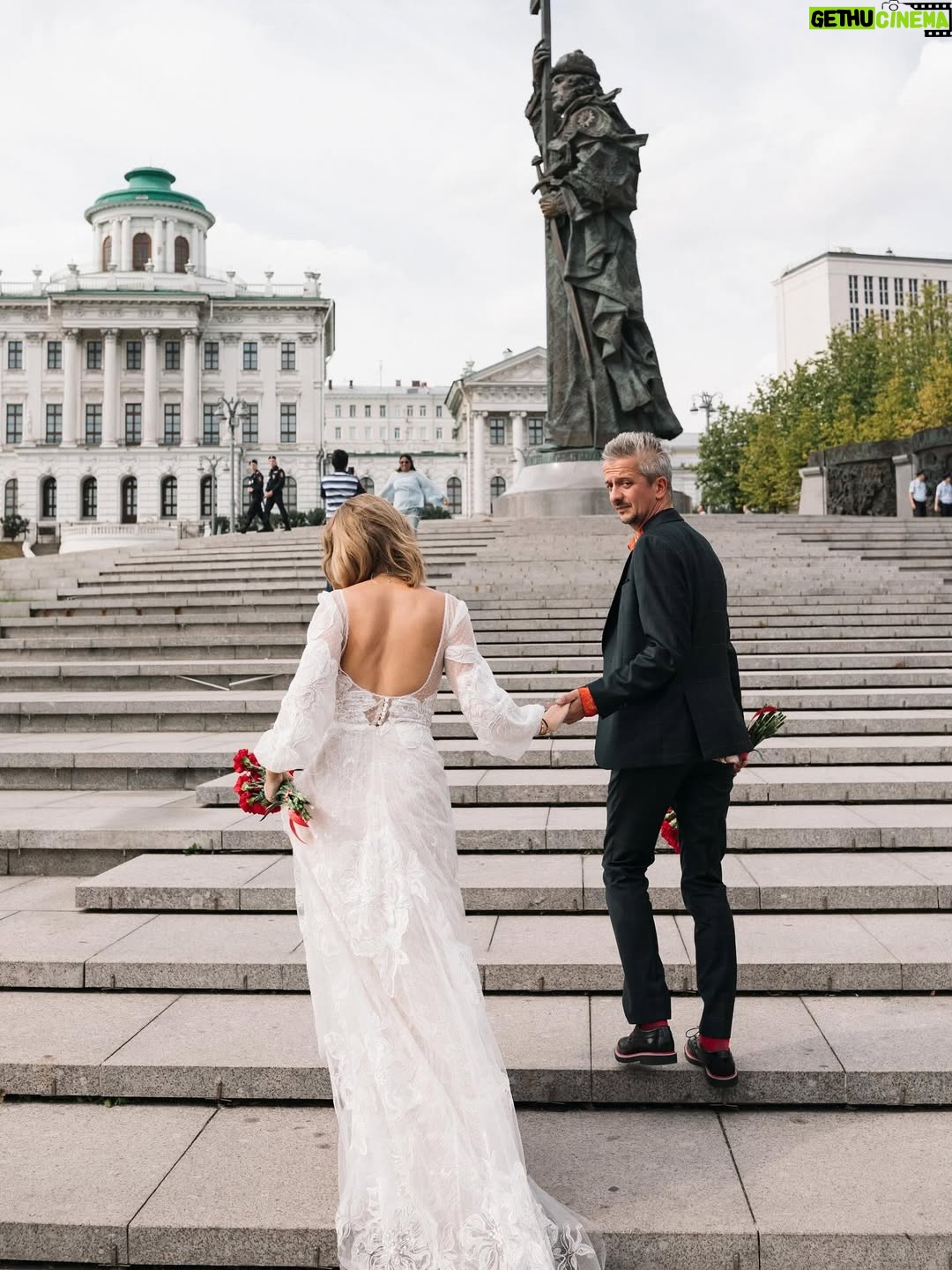 Ksenia Sobchak - 313.5K Likes - У меня была самая красивая и веселая свадьба с самым лучшим мужчиной во Вселенной. 6- летняя  годовщина почему-то называется «чугунной» , но никакого «чугуна» я не чувствую , только легкость и счастье ❤️