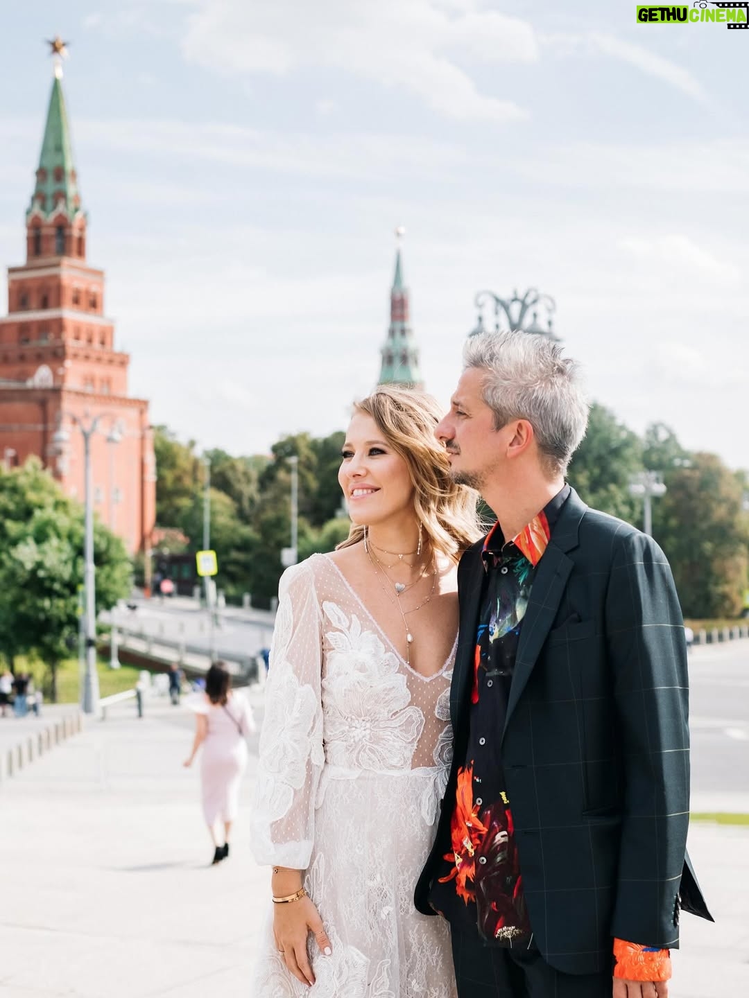Ksenia Sobchak - 313.5K Likes - У меня была самая красивая и веселая свадьба с самым лучшим мужчиной во Вселенной. 6- летняя  годовщина почему-то называется «чугунной» , но никакого «чугуна» я не чувствую , только легкость и счастье ❤️