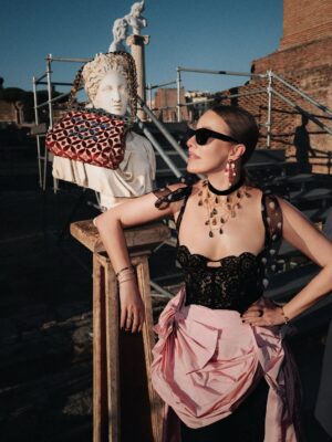 Ksenia Sobchak Instagram - Это было самое необычное впечатление от кутюра за всю жизнь. Не знаю кому еще под силу, кроме Доменико Дольче и Стефано Габбана @dolcegabbana , договориться провести показ в руинах форума, где по легенде родился Ромул – прямо у Колизея❤️
Незабываемый закат и расцвет империи на подиуме 🙌🏻❤️
Ну и немного почувствовала себя женой Безоса, потому что photo by German Larkin @germanlarkin
На мне:
Сумка / Очки / Серьги @dolcegabbana
Total look @ulyanasergeenkostore
Туфли @miumiu