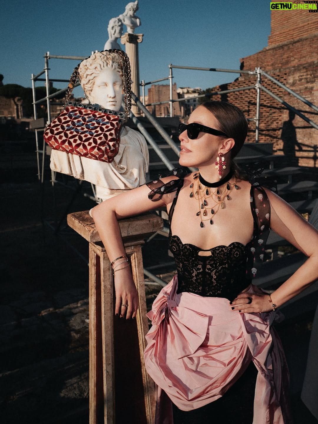 Ksenia Sobchak - 62.8K Likes - Это было самое необычное впечатление от кутюра за всю жизнь. Не знаю кому еще под силу, кроме Доменико Дольче и Стефано Габбана @dolcegabbana , договориться провести показ в руинах форума, где по легенде родился Ромул – прямо у Колизея❤️

Незабываемый закат и расцвет империи на подиуме 🙌🏻❤️ 
Ну и немного почувствовала себя женой Безоса, потому что photo by German Larkin @germanlarkin 

На мне: 
Сумка / Очки / Серьги @dolcegabbana 
Total look @ulyanasergeenkostore 
Туфли @miumiu
