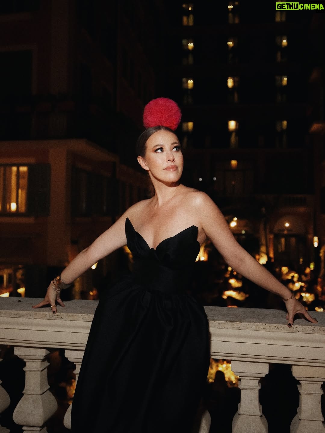 Ksenia Sobchak - 74.5K Likes - After party @dolcegabbana в De Russie была прекрасна. Пэт Макграт @patmcgrathreal, Шер @cher и Вайолет Чачки @violetchachki. Еще один фантастический вечер с красивыми людьми в центре Рима. 
И так как я любитель контрастов – завтра уже детский отдых , шлепки и любимая деревня😉

На мне: 
Платье @zimmermann 
Ободок @ulyanasergeenkostore 
Кроссовки @miumiu