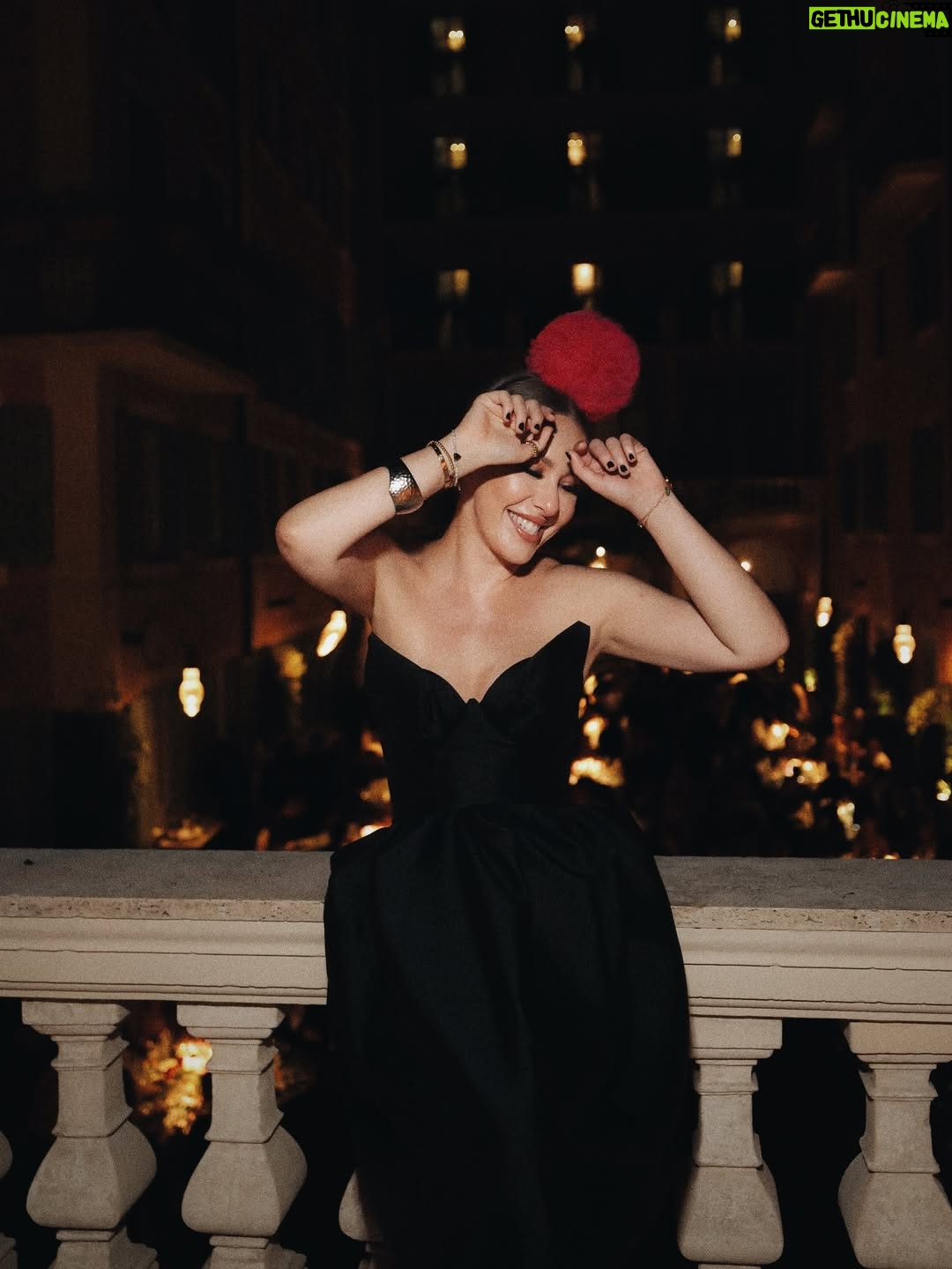 Ksenia Sobchak - 74.5K Likes - After party @dolcegabbana в De Russie была прекрасна. Пэт Макграт @patmcgrathreal, Шер @cher и Вайолет Чачки @violetchachki. Еще один фантастический вечер с красивыми людьми в центре Рима. 
И так как я любитель контрастов – завтра уже детский отдых , шлепки и любимая деревня😉

На мне: 
Платье @zimmermann 
Ободок @ulyanasergeenkostore 
Кроссовки @miumiu