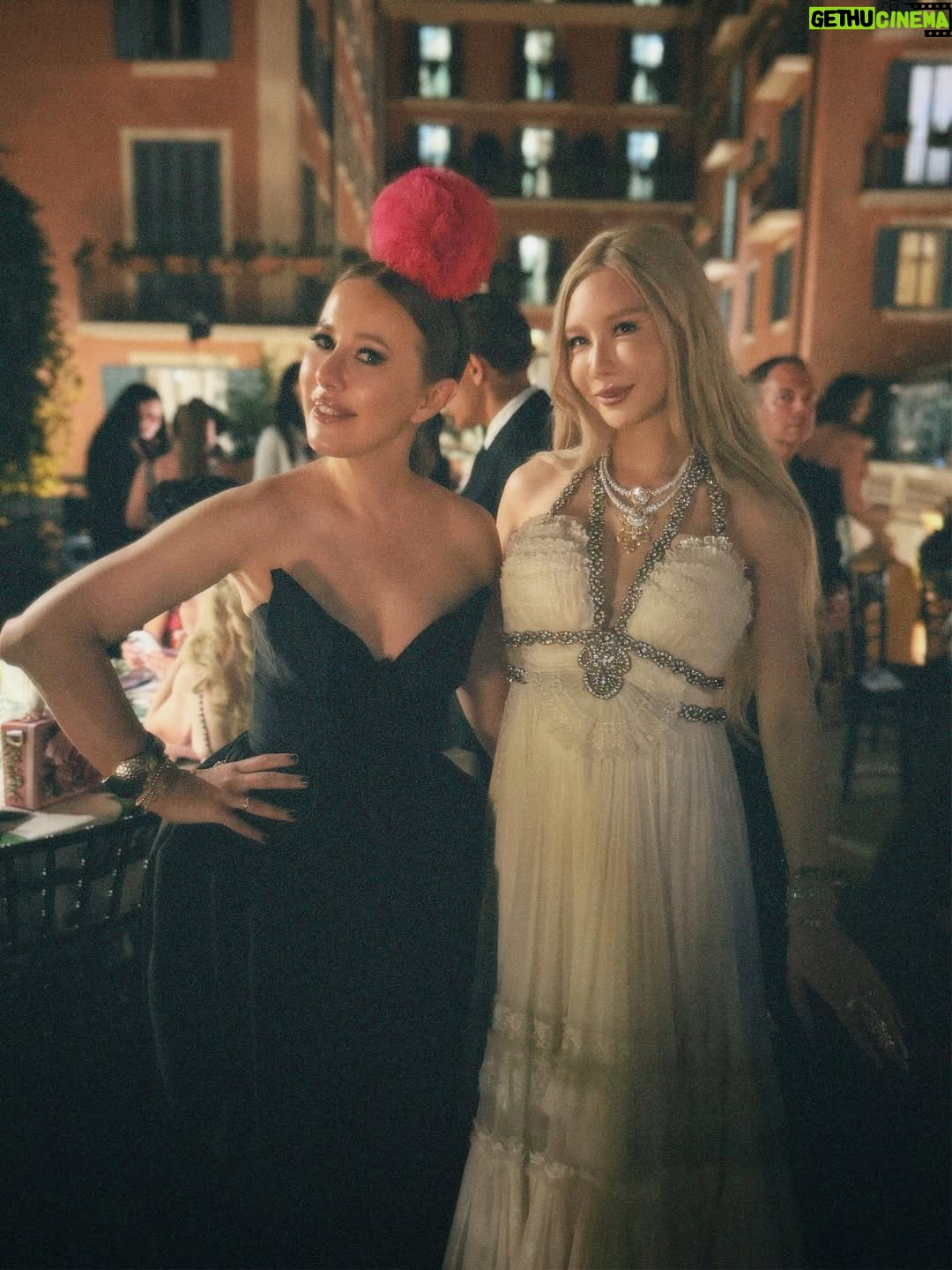 Ksenia Sobchak - 74.5K Likes - After party @dolcegabbana в De Russie была прекрасна. Пэт Макграт @patmcgrathreal, Шер @cher и Вайолет Чачки @violetchachki. Еще один фантастический вечер с красивыми людьми в центре Рима. 
И так как я любитель контрастов – завтра уже детский отдых , шлепки и любимая деревня😉

На мне: 
Платье @zimmermann 
Ободок @ulyanasergeenkostore 
Кроссовки @miumiu