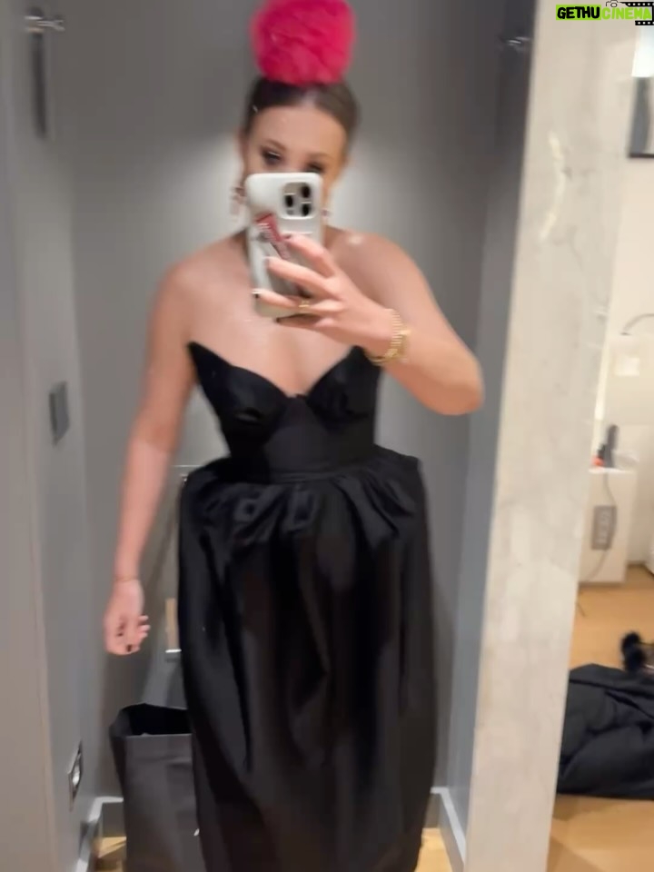 Ksenia Sobchak - 74.5K Likes - After party @dolcegabbana в De Russie была прекрасна. Пэт Макграт @patmcgrathreal, Шер @cher и Вайолет Чачки @violetchachki. Еще один фантастический вечер с красивыми людьми в центре Рима. 
И так как я любитель контрастов – завтра уже детский отдых , шлепки и любимая деревня😉

На мне: 
Платье @zimmermann 
Ободок @ulyanasergeenkostore 
Кроссовки @miumiu