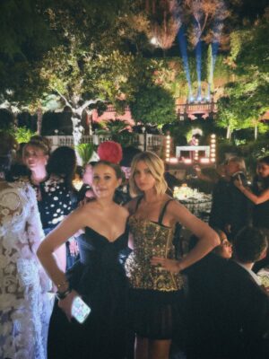 Ksenia Sobchak Instagram - After party @dolcegabbana в De Russie была прекрасна. Пэт Макграт @patmcgrathreal, Шер @cher и Вайолет Чачки @violetchachki. Еще один фантастический вечер с красивыми людьми в центре Рима.
И так как я любитель контрастов – завтра уже детский отдых , шлепки и любимая деревня😉
На мне:
Платье @zimmermann
Ободок @ulyanasergeenkostore
Кроссовки @miumiu