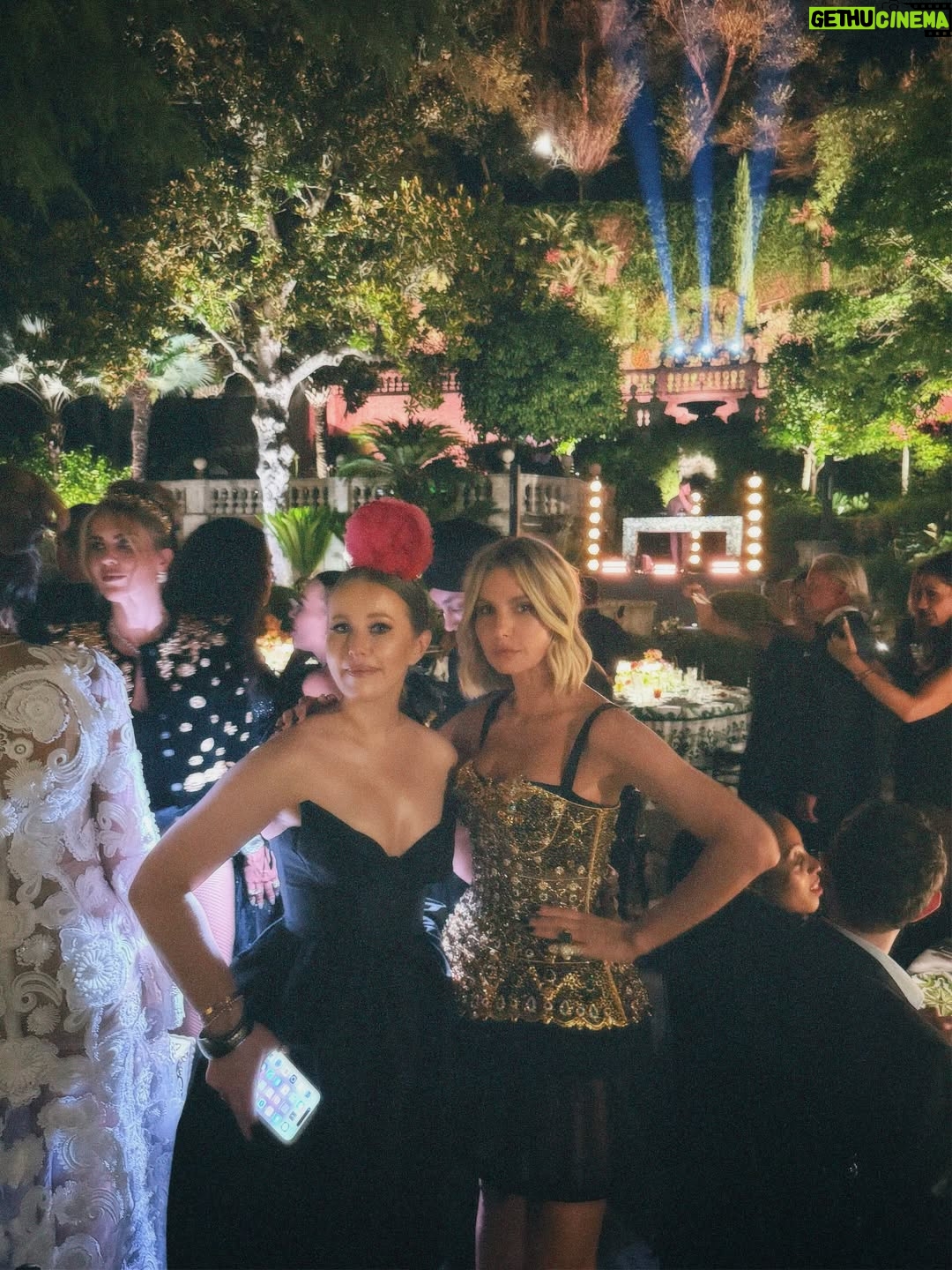Ksenia Sobchak - 74.5K Likes - After party @dolcegabbana в De Russie была прекрасна. Пэт Макграт @patmcgrathreal, Шер @cher и Вайолет Чачки @violetchachki. Еще один фантастический вечер с красивыми людьми в центре Рима. 
И так как я любитель контрастов – завтра уже детский отдых , шлепки и любимая деревня😉

На мне: 
Платье @zimmermann 
Ободок @ulyanasergeenkostore 
Кроссовки @miumiu