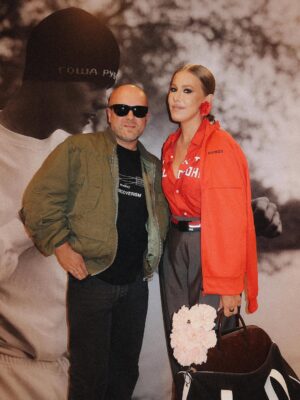 Ksenia Sobchak Instagram - Сейчас любить @gosharubchinskiy легко — он суперзвезда. А я его любила, когда это еще не было НАСТОЛЬКО модным, но было ясно, что он — гений. В этом преимущество долгой жизни 😉
На мне
Рубашка / Ремень @gosharubchinskiy
Туфли @martine_rose
Серьги @alexanderarutyunov
Брюки @phoebephilo
Сумка @augustbarron
Сумка - Цветы @simonerocha_