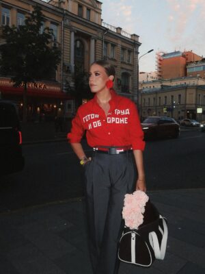 Ksenia Sobchak Instagram - Сейчас любить @gosharubchinskiy легко — он суперзвезда. А я его любила, когда это еще не было НАСТОЛЬКО модным, но было ясно, что он — гений. В этом преимущество долгой жизни 😉
На мне
Рубашка / Ремень @gosharubchinskiy
Туфли @martine_rose
Серьги @alexanderarutyunov
Брюки @phoebephilo
Сумка @augustbarron
Сумка - Цветы @simonerocha_