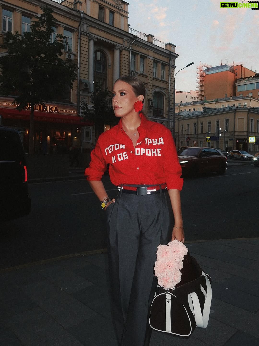 Ksenia Sobchak - 156.8K Likes - Сейчас любить @gosharubchinskiy легко — он суперзвезда. А я его любила, когда это еще не было НАСТОЛЬКО модным, но было ясно, что он — гений. В этом преимущество долгой жизни 😉

На мне 
Рубашка / Ремень @gosharubchinskiy 
Туфли  @martine_rose 
Серьги @alexanderarutyunov 
Брюки @phoebephilo
Сумка @augustbarron
Сумка - Цветы @simonerocha_