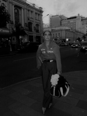 Ksenia Sobchak Instagram - Сейчас любить @gosharubchinskiy легко — он суперзвезда. А я его любила, когда это еще не было НАСТОЛЬКО модным, но было ясно, что он — гений. В этом преимущество долгой жизни 😉
На мне
Рубашка / Ремень @gosharubchinskiy
Туфли @martine_rose
Серьги @alexanderarutyunov
Брюки @phoebephilo
Сумка @augustbarron
Сумка - Цветы @simonerocha_