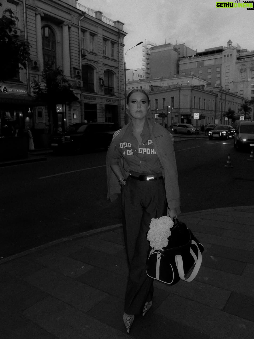 Ksenia Sobchak - 156.8K Likes - Сейчас любить @gosharubchinskiy легко — он суперзвезда. А я его любила, когда это еще не было НАСТОЛЬКО модным, но было ясно, что он — гений. В этом преимущество долгой жизни 😉

На мне 
Рубашка / Ремень @gosharubchinskiy 
Туфли  @martine_rose 
Серьги @alexanderarutyunov 
Брюки @phoebephilo
Сумка @augustbarron
Сумка - Цветы @simonerocha_
