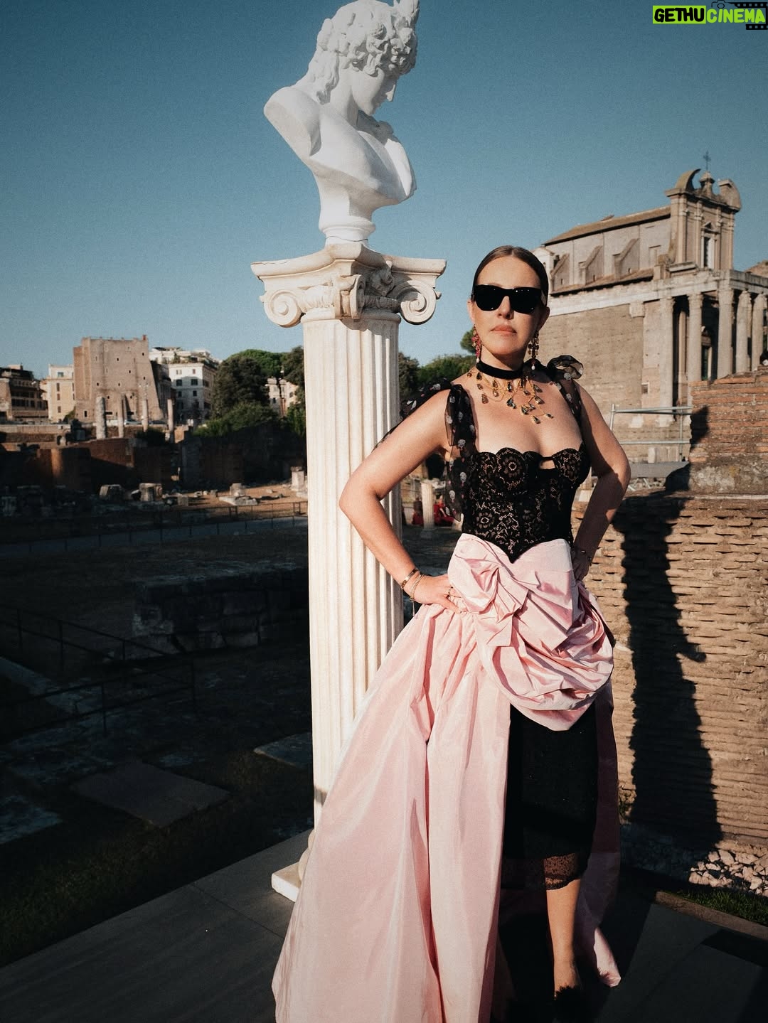 Ksenia Sobchak - 62.8K Likes - Это было самое необычное впечатление от кутюра за всю жизнь. Не знаю кому еще под силу, кроме Доменико Дольче и Стефано Габбана @dolcegabbana , договориться провести показ в руинах форума, где по легенде родился Ромул – прямо у Колизея❤️

Незабываемый закат и расцвет империи на подиуме 🙌🏻❤️ 
Ну и немного почувствовала себя женой Безоса, потому что photo by German Larkin @germanlarkin 

На мне: 
Сумка / Очки / Серьги @dolcegabbana 
Total look @ulyanasergeenkostore 
Туфли @miumiu
