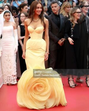 Kylie Verzosa Instagram - Such a dream to walk for L’Oréal Paris @lorealparis at the Cannes Film Festival 💛☀️
Jewelry: @tiffanyandco
Dress: @markbumgarner
Glam: @lorealparis
#LOrealParisCannes #LightsOnWomen #LorealParisPartner #makeup #WorthIt #Cannes2025 #Cannesfilmfestival2025