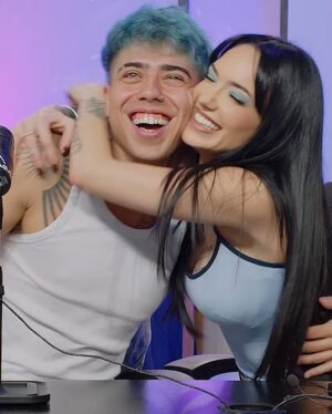 La Joaqui Instagram - Hace un año que está preciosura de hombre se volvió mi novio.
La cantidad de amor, recuerdos y risas que me depositaste estos 365 días juntos, me hacen dar cuenta que siempre fuiste vos.
Un día llegaste y te pareces a todo lo que siempre quise que fuera el amor, no creo que jamás vayas a dimensionar lo mucho que me arreglaste el alma ❣️