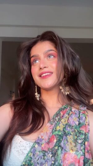 Laakshi Pathak Instagram - Desi Makeup looks this week 🌹
Which one do you like?