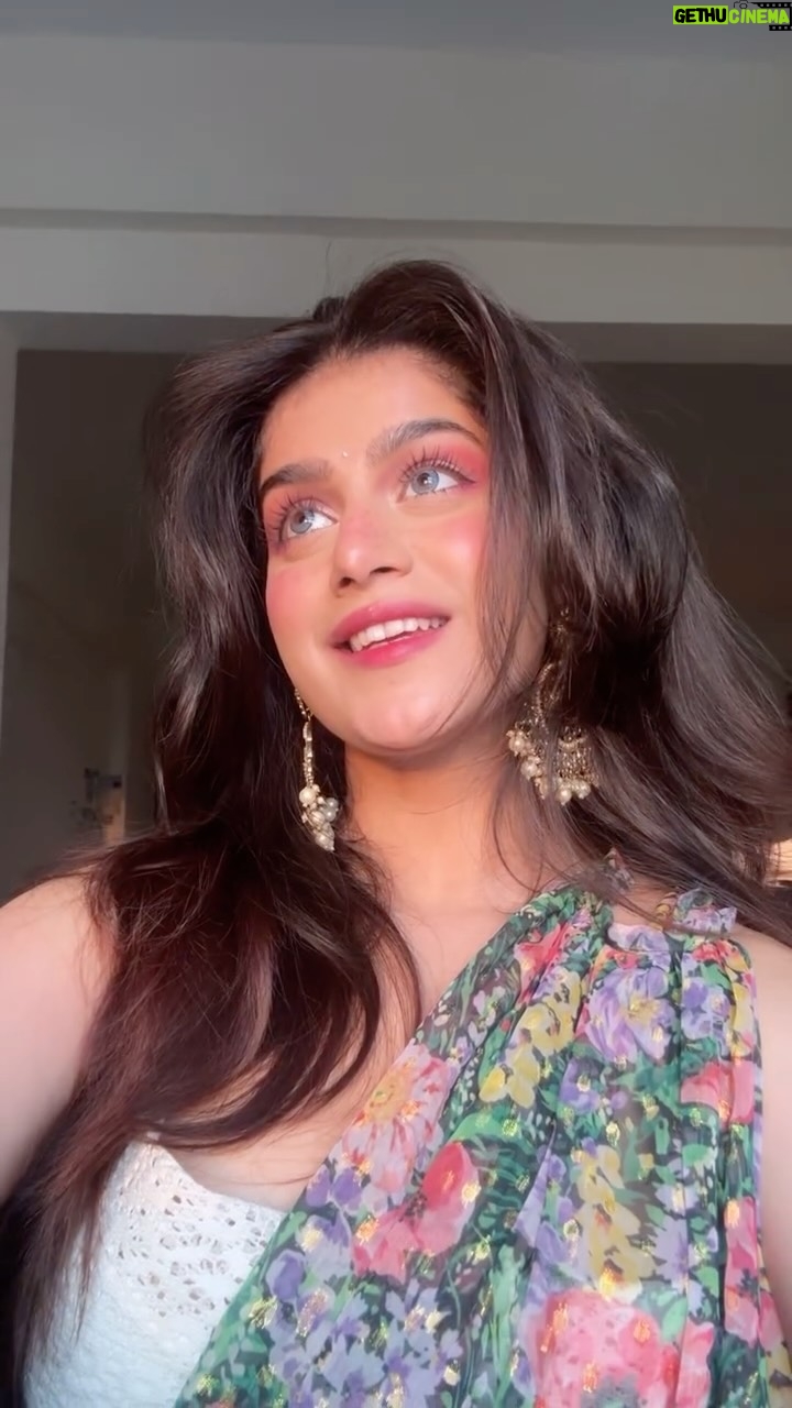 Laakshi Pathak - 110.8K Likes - Desi Makeup looks this week 🌹
Which one do you like?