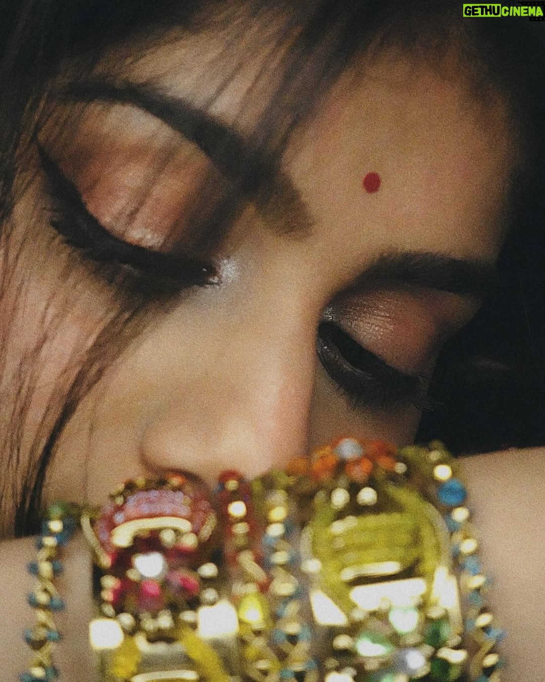 Laakshi Pathak - 110.4K Likes - Isi jhoomar ke neeche milegi ShantiPriya ki laash 🧟‍♀️