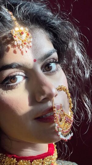 Laakshi Pathak Instagram - Transformation but make it Pahari ❤️
Love being a पहाड़ी बान 🏔️💖
Tried to capture the beauty of pahari jewellery and attire. I love the maang tika, the Guloband, the Nath, the Picchora, the Pohchi, all of it. ❤️❤️❤️