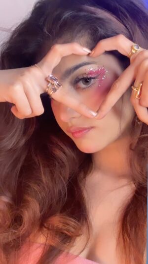 Laakshi Pathak Instagram - Are you down? Can you let me know?!
.
Earrings: @salty.co.in