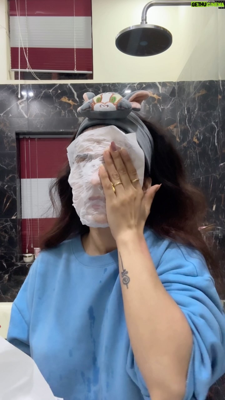 Laakshi Pathak - 169.2K Likes - Nighttime skincare vlog featuring a new product. 
.
Product: @medicube_global_official collagen night wrapping mask
