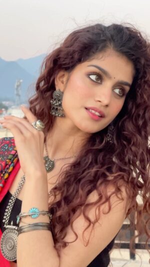 Laakshi Pathak Instagram - Piya Ghar Aayenge? 🤔
.
Products used:
FACE:
@82e.official Ashwagandha bounce moisturiser
@maccosmeticsindia strobe cream in pinklite 
@pixibeauty H2O skin tint in nude
@hudabeauty faux filter concealer in cookie dough 
@benefitindia hoola bronzer 
@kaybykatrina crème blush in cosy coral 
EYES:
@maybelline colossal Kajal 
@toofaced be my lover eyeshadow palette 
@fentybeauty mascara
@freshlook_in daily wear contact lenses in hazel
BROWS:
@benefitindia gimme brow mascara 

LIPS: 
@benefitindia cha cha tint