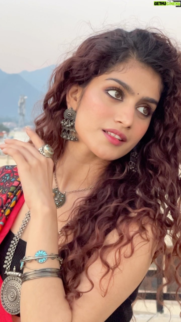 Laakshi Pathak - 95.6K Likes - Piya Ghar Aayenge? 🤔
.
Products used:
FACE:
@82e.official Ashwagandha bounce moisturiser
@maccosmeticsindia strobe cream in pinklite 
@pixibeauty H2O skin tint in nude
@hudabeauty faux filter concealer in cookie dough 
@benefitindia hoola bronzer 
@kaybykatrina crème blush in cosy coral 
EYES:
@maybelline colossal Kajal 
@toofaced be my lover eyeshadow palette 
@fentybeauty mascara
@freshlook_in daily wear contact lenses in hazel
BROWS:
@benefitindia gimme brow mascara 

LIPS: 
@benefitindia cha cha tint