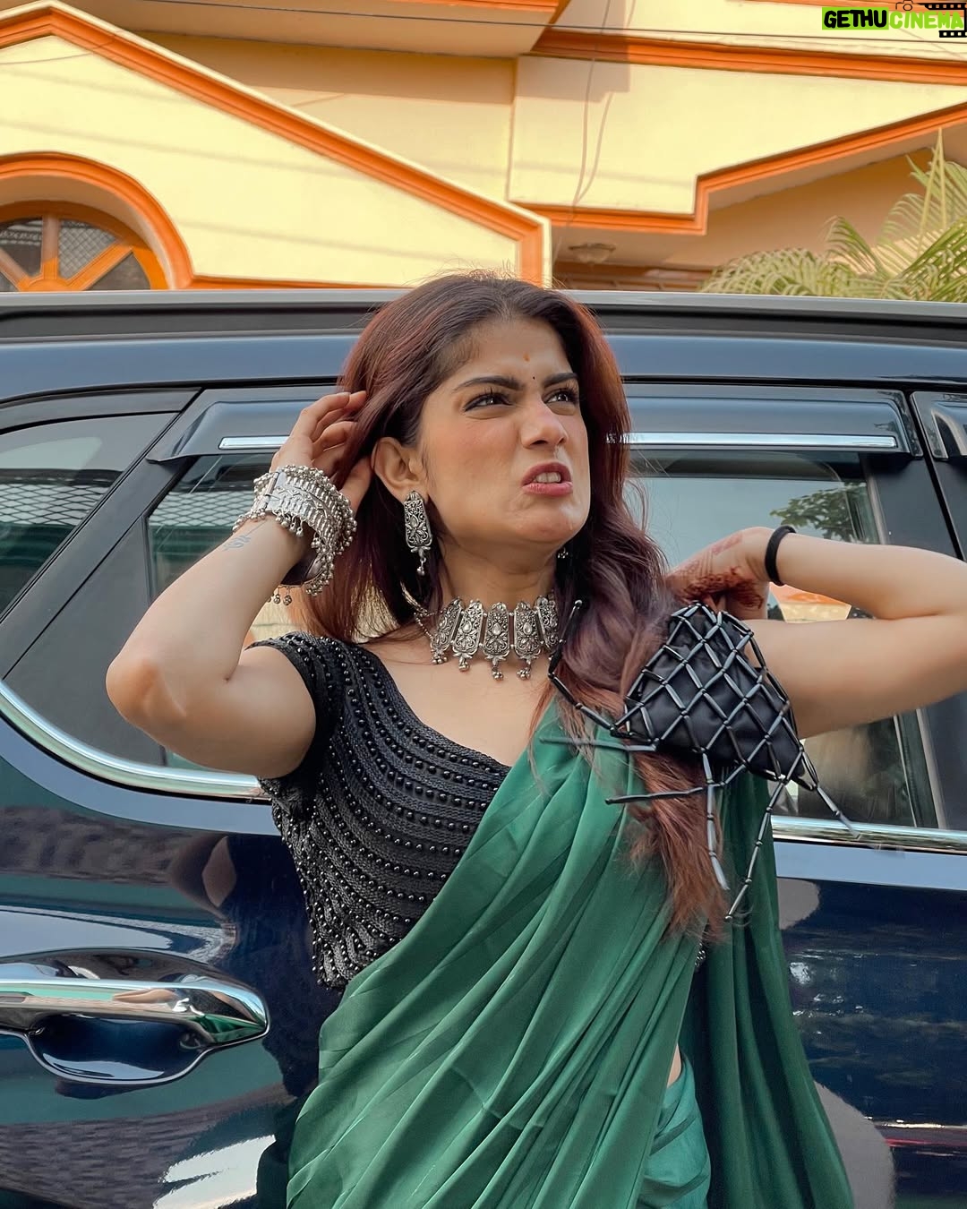 Laakshi Pathak - 109K Likes - Hum pe ye kisne hara rang dala?! 
.
Jewellery: @pick.your.jewel 
Bag: @hm 
Blouse: local Haldwani market 
Saaree: Mummy ki hai