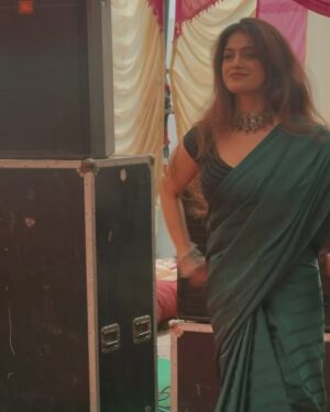 Laakshi Pathak Instagram - Hum pe ye kisne hara rang dala?! 
.
Jewellery: @pick.your.jewel 
Bag: @hm 
Blouse: local Haldwani market 
Saaree: Mummy ki hai