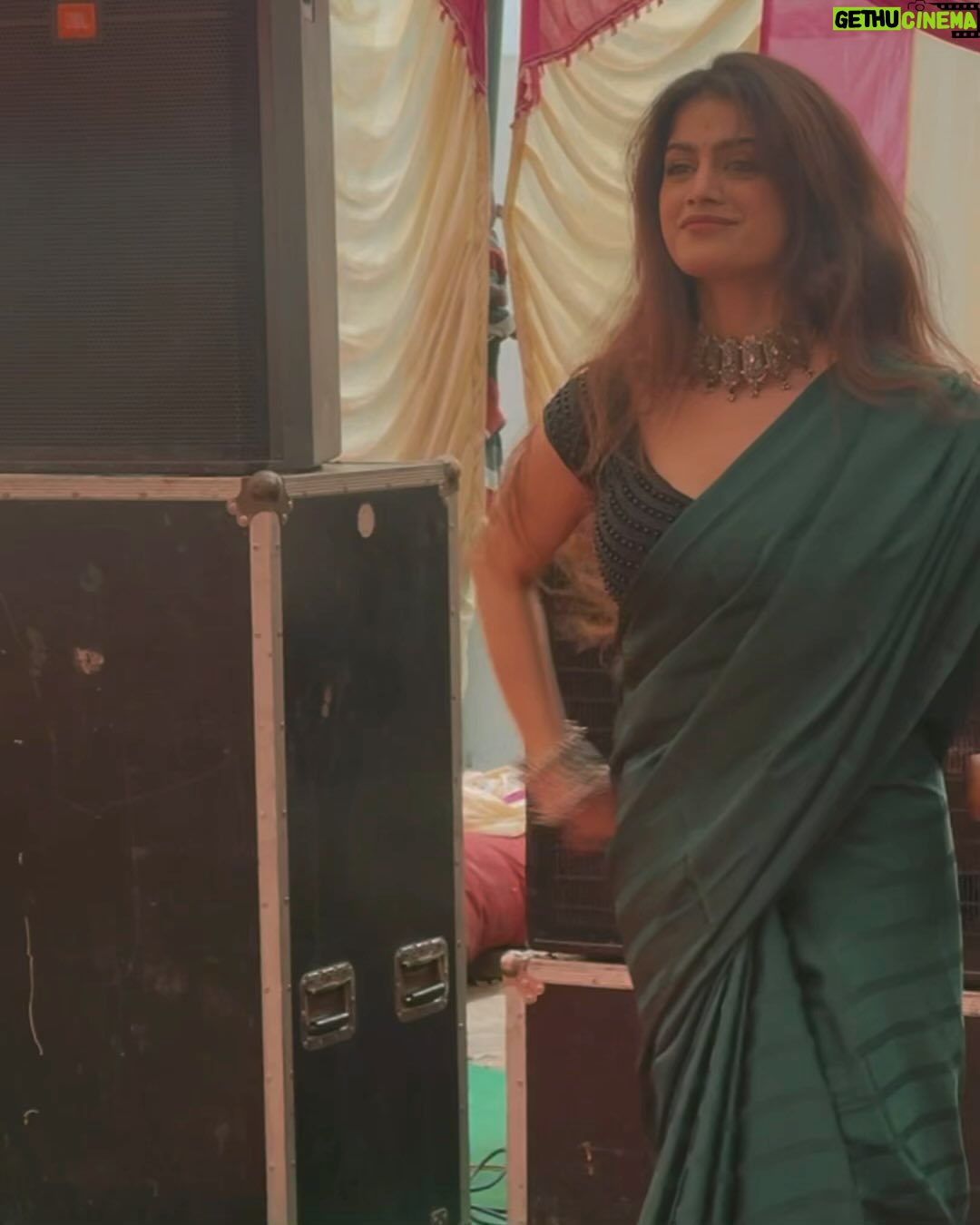 Laakshi Pathak - 109K Likes - Hum pe ye kisne hara rang dala?! 
.
Jewellery: @pick.your.jewel 
Bag: @hm 
Blouse: local Haldwani market 
Saaree: Mummy ki hai