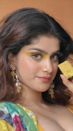 Laakshi Pathak Instagram - Makeup inspired by Indian Mithai
Part 1: Soanpapdi/ Patisa 💛
.
Earrings: @everstylishcom 💛💚