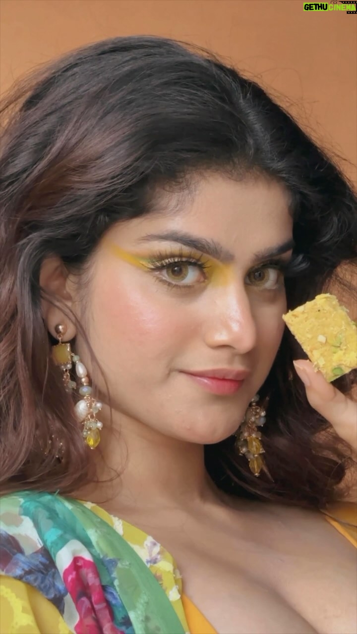 Laakshi Pathak - 125.2K Likes - Makeup inspired by Indian Mithai
Part 1: Soanpapdi/ Patisa 💛
.
Earrings: @everstylishcom 💛💚