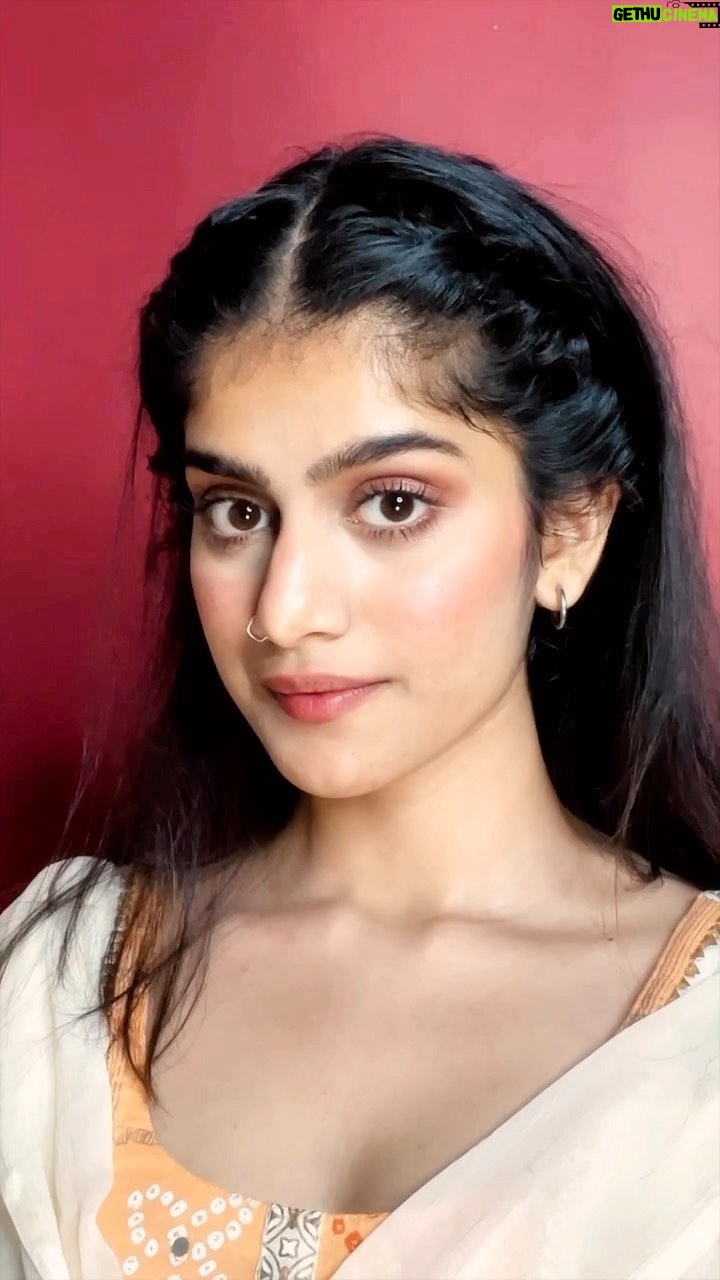 Laakshi Pathak - 133.1K Likes - Tum tak 🧡
.
Products used:
@plumgoodness rice water & niacinamide serum
@beminimalist__ spf 50 sunscreen 
@hudabeauty nude light palette 
@benefitindia bad girl bang mascara
@benefitindia brow mascara
@esteelauder double wear stay in place makeup in 2W1 Dawn 
@nivea strawberry shine lip balm