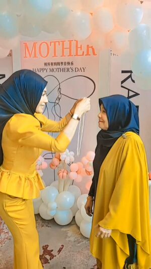 Lana Nodin Instagram - MMDG&W ❤️ Happy Mother's Day to all the Mother's in the world...and thank you @rafflesia.my for inviting My Mak and
me to your lovely Mother's Day celebration. Was nice to reunite with my old Boss, Tan Sri @tonyfernandes and thank you for the beautiful gift.😍 🤩 #Mother'sday #rafllesia Outfit : @lelarizt1880